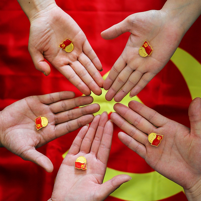 凝聚党旗下 奋进新时代 - 党群事情 - 专题专栏