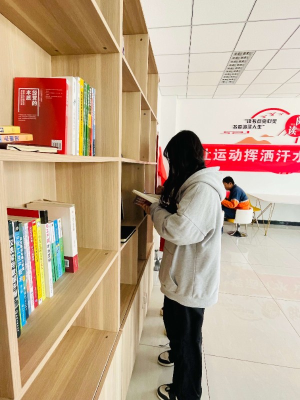 最尤物间四月天，，，，，，腹有诗书气自华—商贸公司团支部组织开展念书会团日活动 - 化工商贸物流 - 营业板块